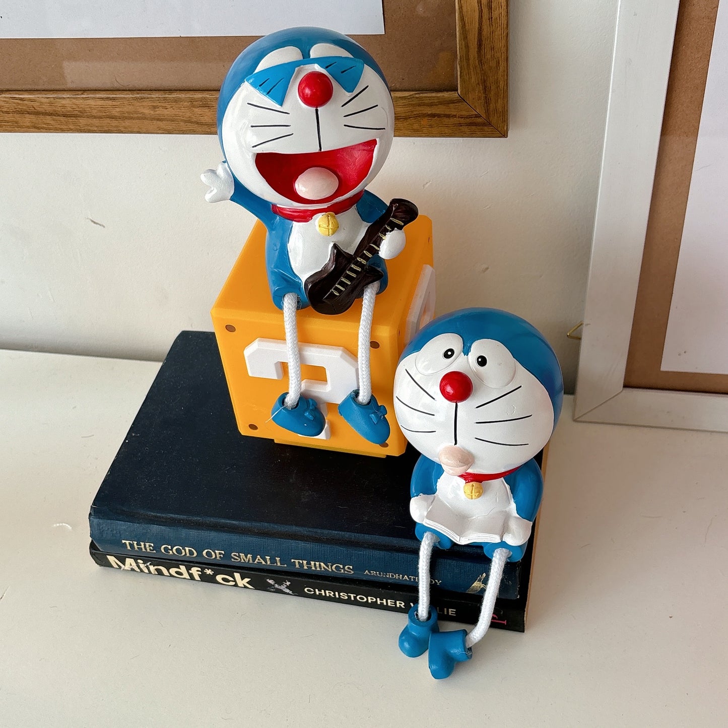 Doraemon hanging legs figurine